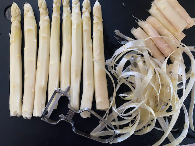 春先のヴェネトの名産、白アスパラガスと殻付き茹でタマゴたびこふれ