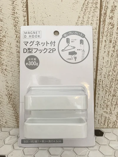 セリアのマグネット付D型フック！ 今日はこの商品の使い方をおさらい✨ これコスパ最高だし、 アイデア次第で使い方も無限大です✨セリア便利グッズ100均収納アイデア収納グッズ100均収納