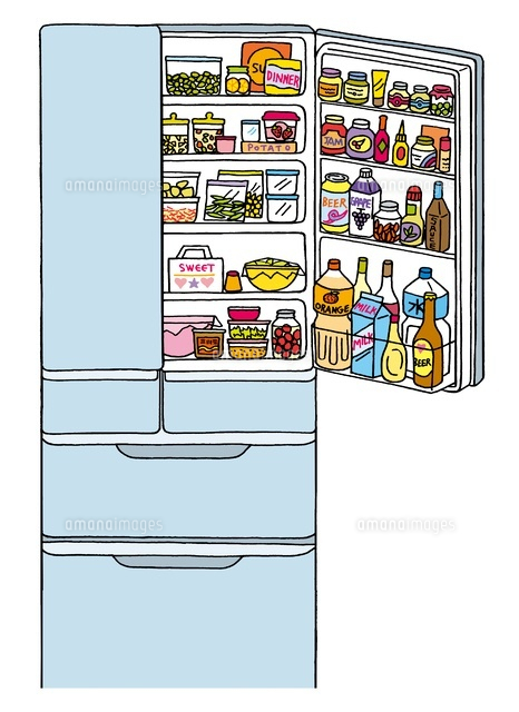 夜中に冷蔵庫を開ける日本人女性100013540 の写真素材 - アフロ