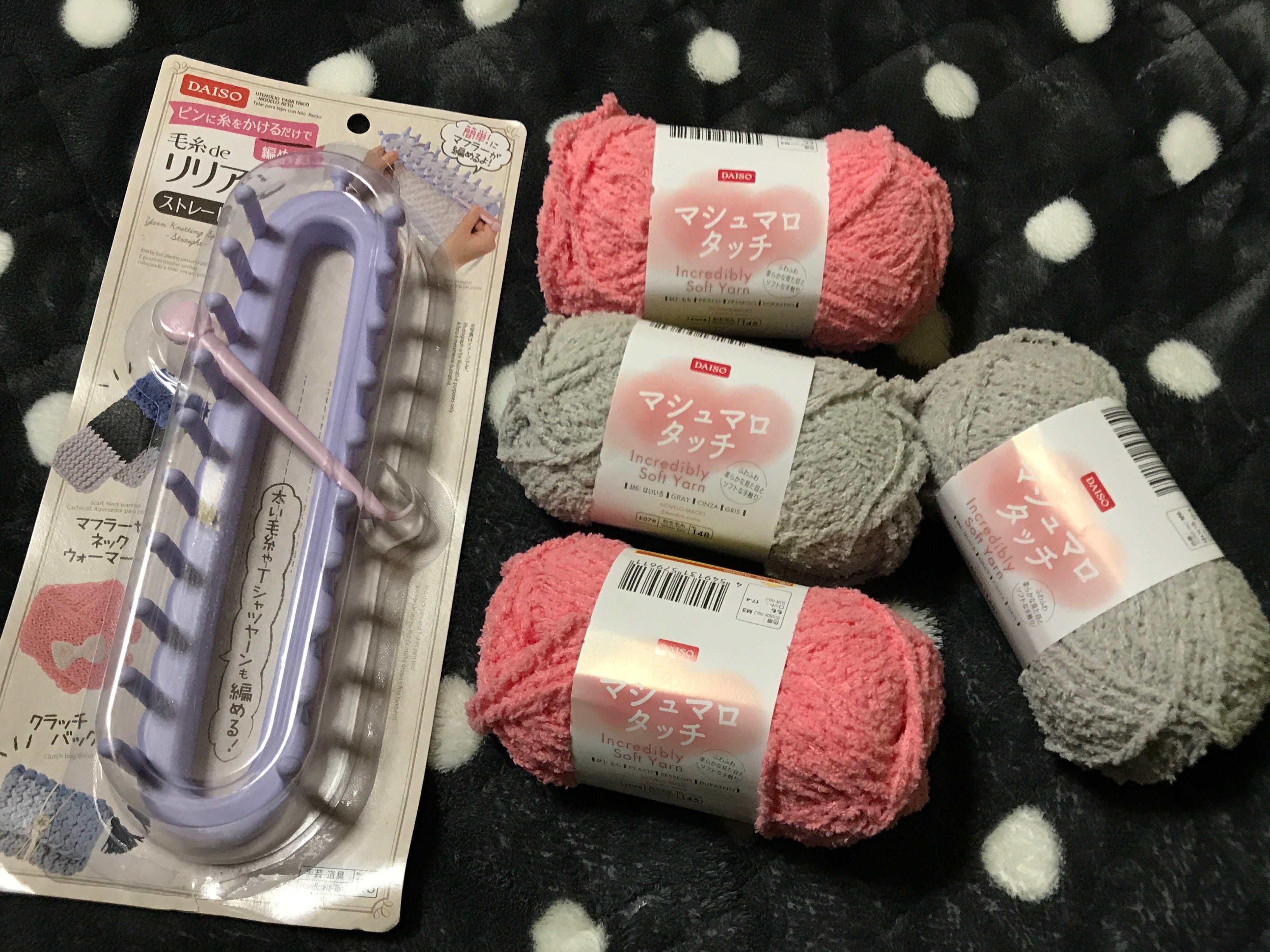 10年目を迎える今でも, このダイソーのリリアン編み機が必須アイテム💪, ひとめひとめ、手編みで編むのがfil et miel のこだわり🧶,これが1番編み目が綺麗になるんですよね , なんで廃盤になっちゃったんだろうなー😭, 今手元にある編み機を大事に使います,ウールレターリリアン