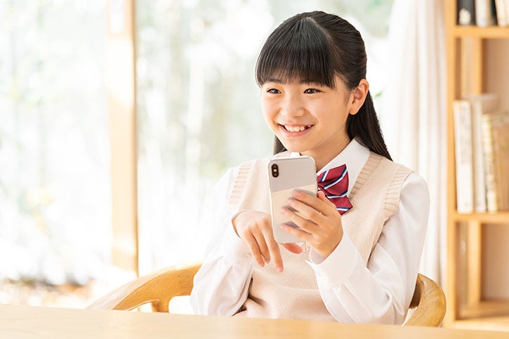 スマホを持つ手 画像 - Freepikで無料ダウンロード