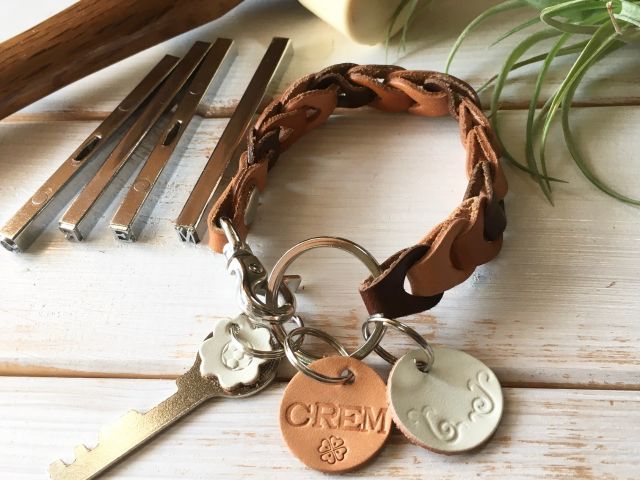 革ひものキーホルダー 赤*黒 - MSCRAFT-1'S GALLERYminne byGMOペパボ 国内最大級のハンドメイド・手作り通販サイト