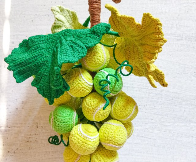 英語のアルファベット、ベリー、ハーブ、ライト グリーン、ベクトルします。英語のアルファベット。セリフ付きの英大文字。光の緑色の文字の暗い緑の果実や枝を描いた。のイラスト素材・ベクターImage 84134539