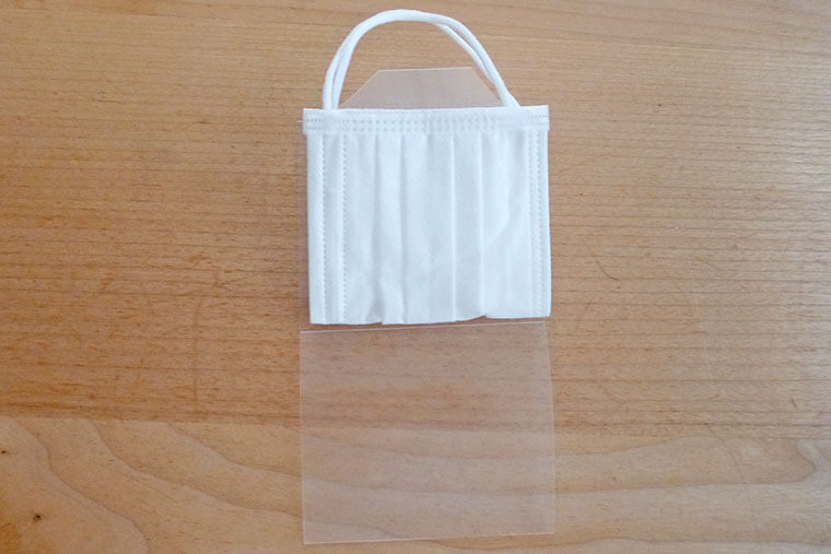 クリアファイルでぴったりケースを作る Perfect-Fit Case from Plastic Document Folder,クリアファイルを加工してサイズぴったりなケースを作る。今回は接着剤メタルロックのケース。, I'm turning a clear folderinto a perfectly fitting case—this one's for the glue