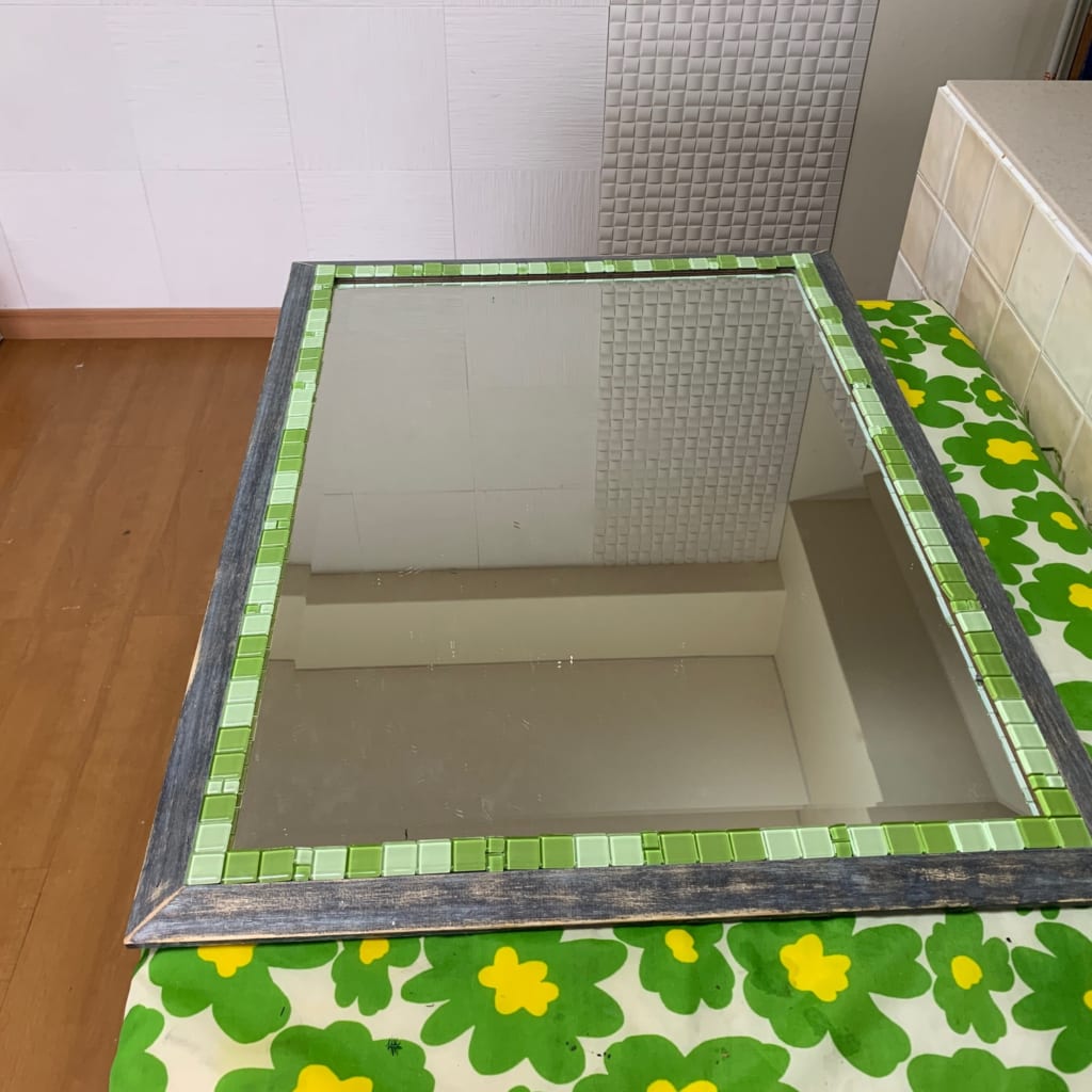 ☆20200323☆ . おはようございます❤️ . ダイソーで好みのガラスタイルシールを見つけたので、タイルシールから貼り替えました👍💕 .めちゃ✨いい感じ――🤣💕 . 100均凄い✌️😆💕 100均100均リメイク簡単リメイクガラスタイルガラスタイルステッカー