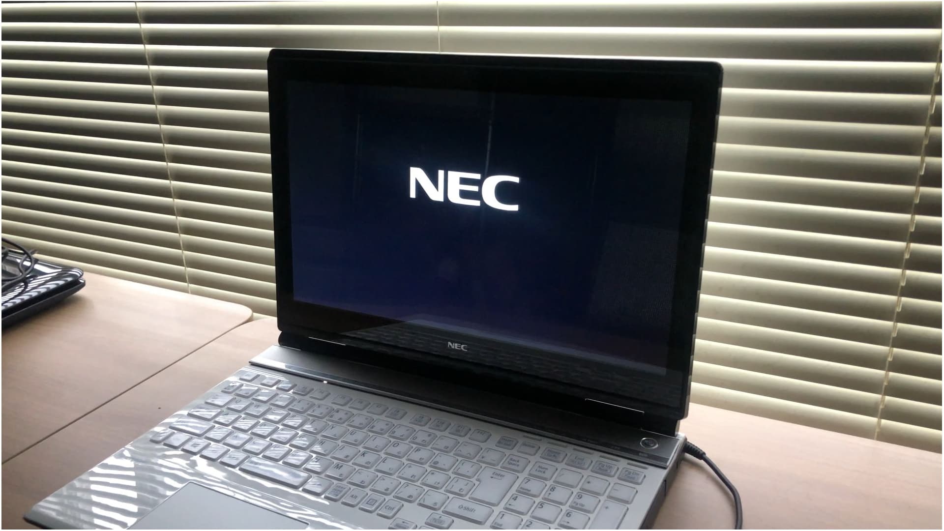 NECノートパソコン修理、メーカーロゴ表示後、先に進まないドスパラのパソコン修理・組立代行事例