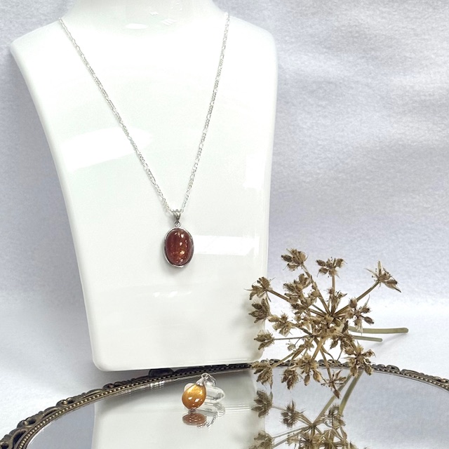 天然石アクセサリー ペトラ - 水晶を主に天然石の原石、加工品・彫刻品、数多くの天然石アクセサリー を色とりどりに扱っております。 町の隠れた、名店街 TOPページ