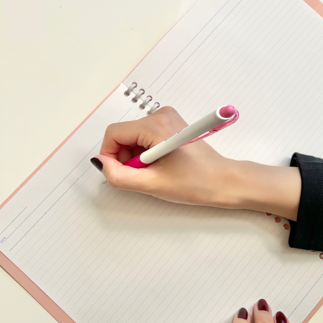 100均 ダイソー・セリア のルーズリーフバインダーってどうなの？話題の商品を使ってみた！ - LOCARI ロカリ