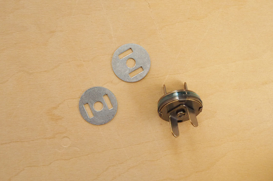 基本 ボタンの付け方－2つ穴・4つ穴・足つき・スナップボタン・マグネットボタン - 裁縫・ソーイング - クチュリエブログ