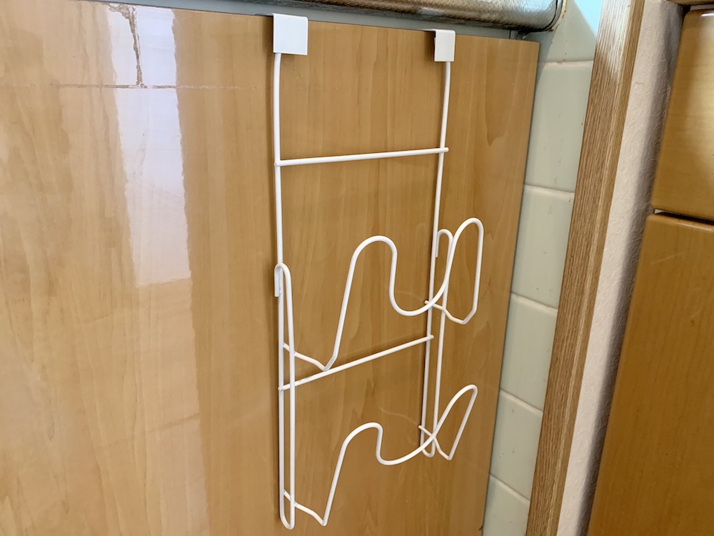 Amazon.co.jp: 鍋蓋ホルダー なべ蓋収納ラック 壁掛け 扉付きキッチン キャビネット収納ラック ホルダー 鍋 フライパンのフタ 鉄素材耐腐食性 : ホーム&キッチン