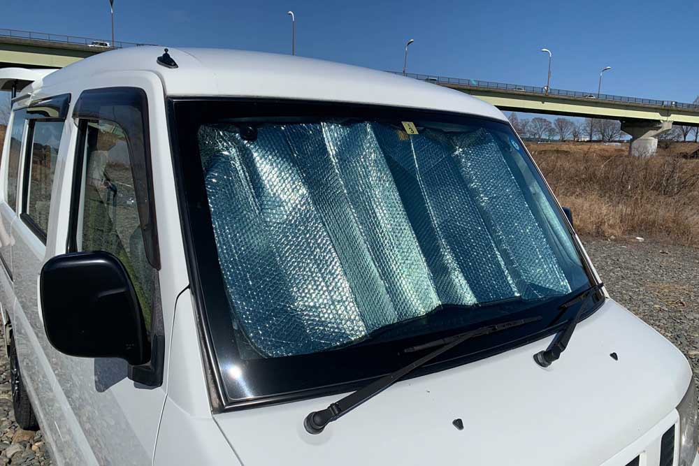 100均の『車横窓用カーテン ブラック』が吸盤式で窓の日除けに便利！買てみた