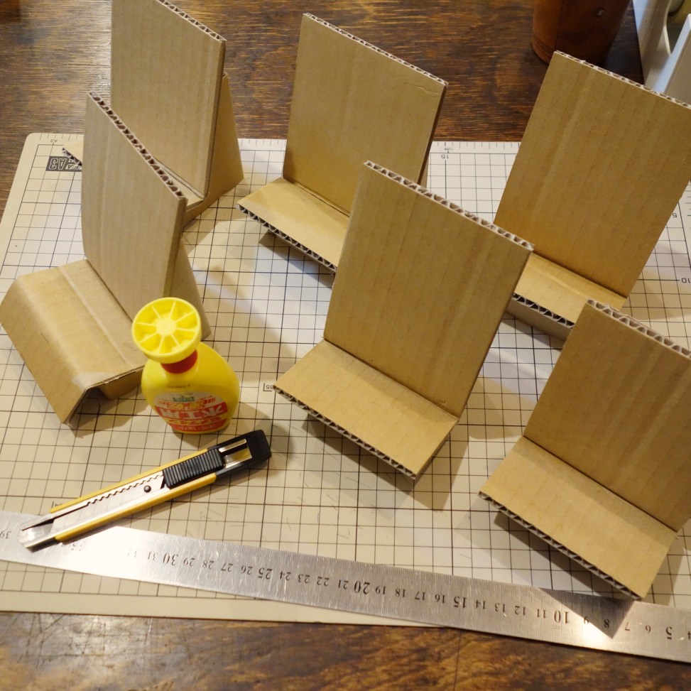 ダンボールで作るブックスタンド : 早未恵理の あそび Tips