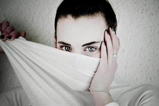 森の中で木によりかかる外国人女性の無料の写真素材 - ID.21040フリー素材 ぱくたそ