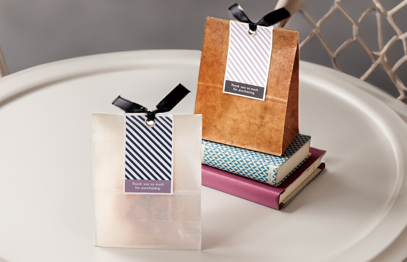 プレゼントラッピングを紙袋でおしゃれにする！アレンジに使える小物や見せ方を紹介オリジナル紙袋のデザイン、パッケージの印刷なら ベリービー