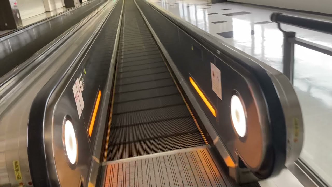 多くの路線が乗り入れる東京駅では、乗り換える路線によってはコンコースの移動距離が長くなることも。京葉線地下ホームへ向かうコンコース 京葉線連絡通路 に設けられた「動く歩道」は、広大なフロアをもつ東京駅にとってなくてはならない設備のひとつです。ここでは