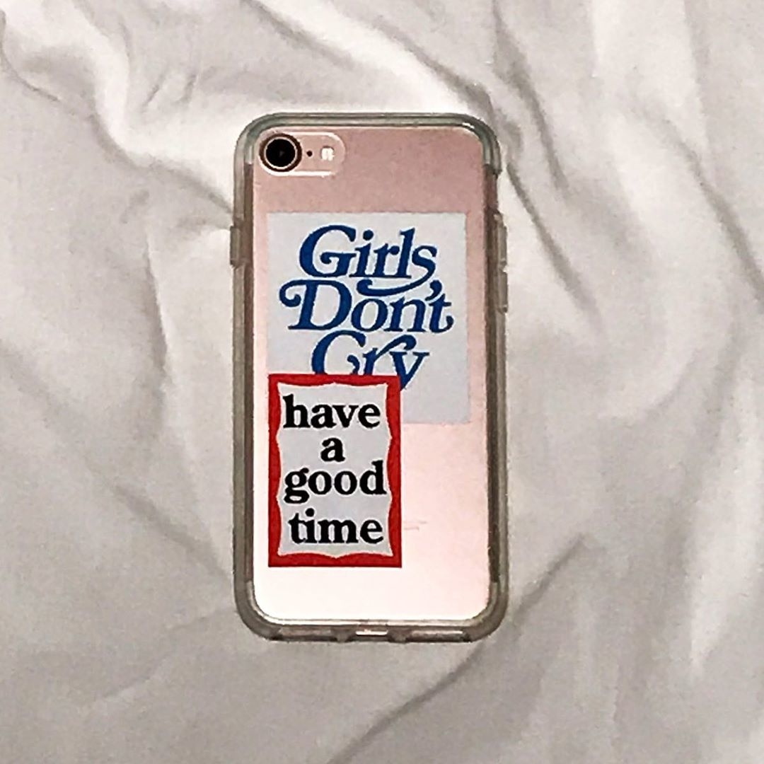 推しを推すスマホケース」の作り方。透明なiPhoneケースにトレカ・ステッカーを挟む簡単アレンジから上級者向けまで！推し活がもっと楽しくな