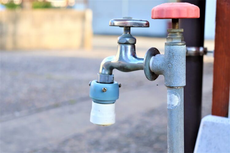 自分で解決 マンション洗濯機のかたい蛇口を回す方法 三角ハンドル- リフォーム花茶