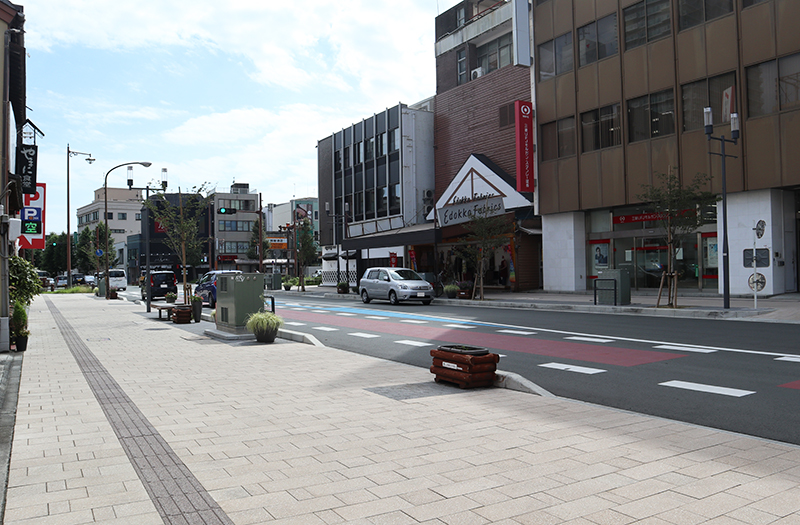 ストリートファニチャー導入事例 mmcitéDanubeflats Residential Development ダヌベフラッツ住宅開発クラシックなザッハトルテを味わいたい人も、上質なパブリックスペースを楽しみたい人も、オーストリアの首都ウィーンはその期待に応える街である。 この街は