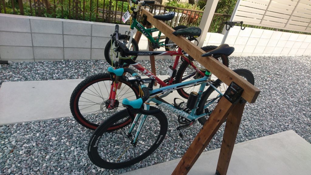 大好きな自転車をDIYで壁掛けに！ホムセンや100均を駆使して作り上げた居心地重視の趣味部屋自転車・MTBBE-PAL キャンプ、アウトドア、自然派生活の情報源ビーパル