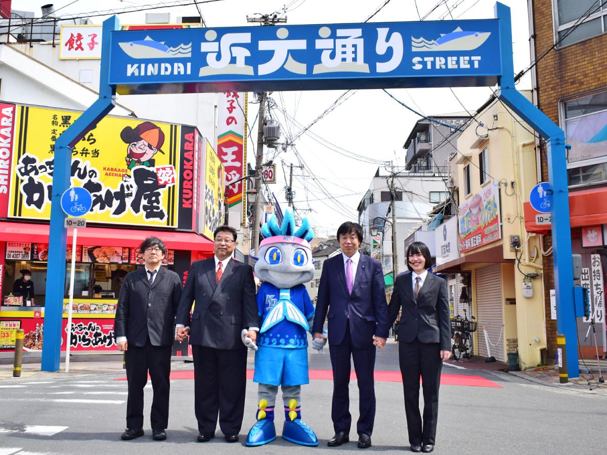 昭和の街」東中野ムーンロードに新しい看板お目見え 近隣専門学生がデザイン - 中野経済新聞