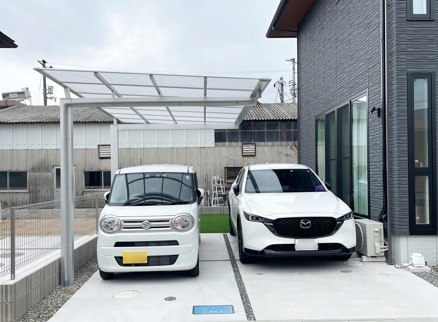 現代的なインナーガレージ。シンプルなデザインで車をしっかりと守る設計。窓があり、自然光も取り入れやすい環境 くふうイエタテ