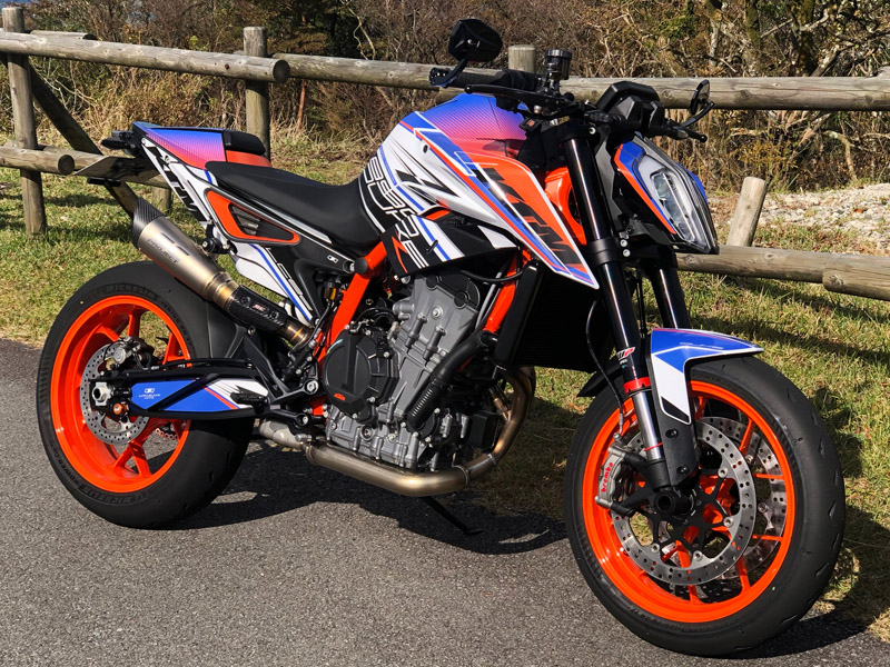 カッティングステッカーで、オートバイをクールにカスタマイズ国内最大級のカッティングシート製作 QUACK WORKS