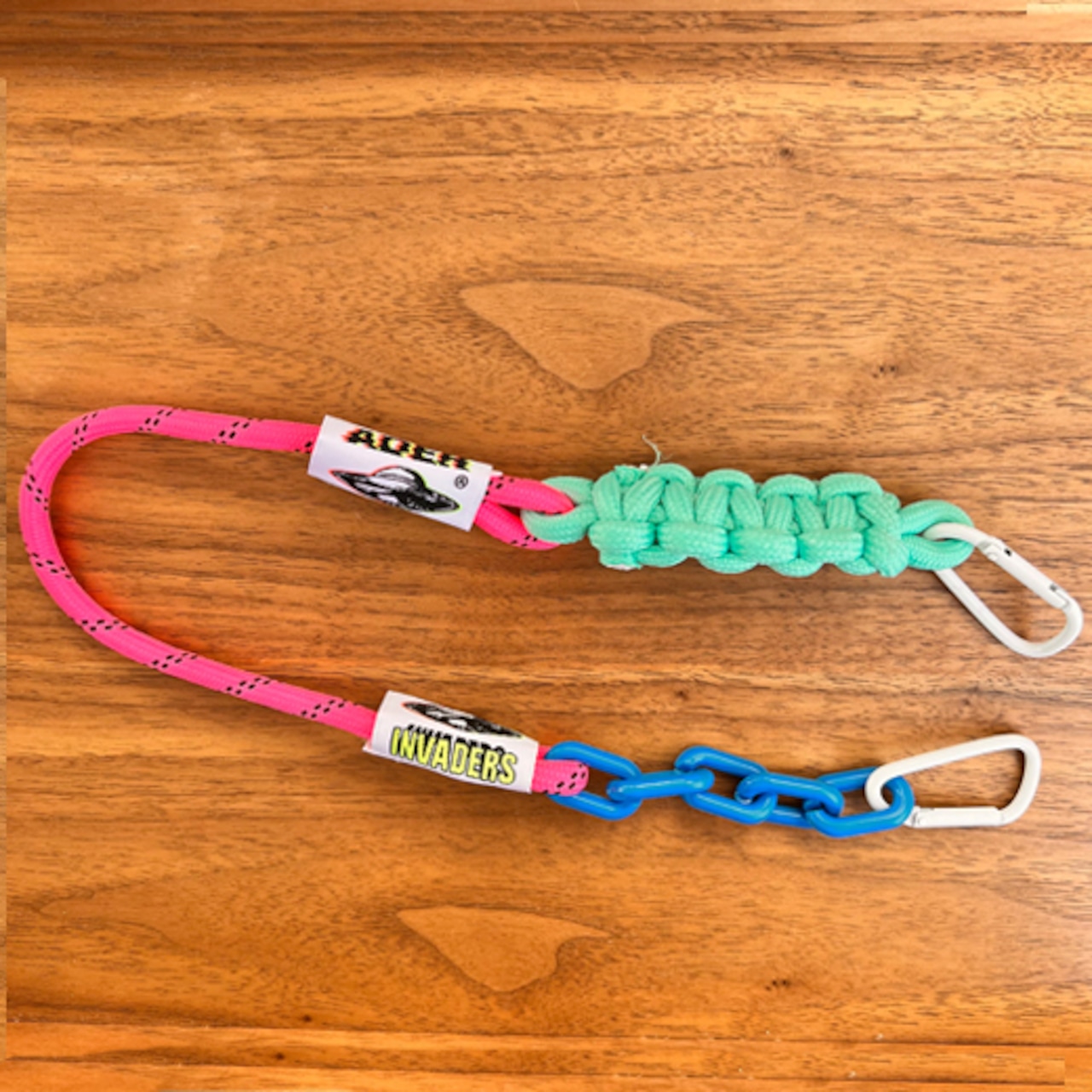 ロンハーマンがトポロジーに別注。鮮やかカラーなスマホストラップが登場。GO OUT WEB