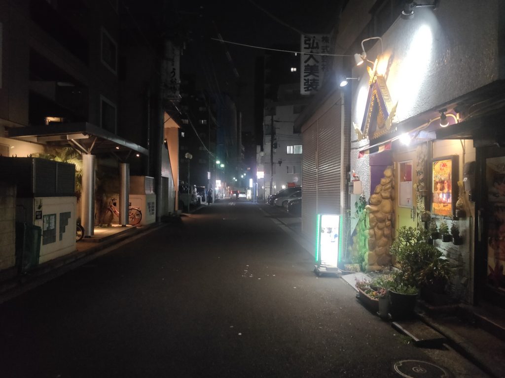 ホストクラブやスナック等に囲まれる…深夜も人が絶えない名古屋・栄『池田公園』人々は何を求めて集うのか | 東海テレビNEWS