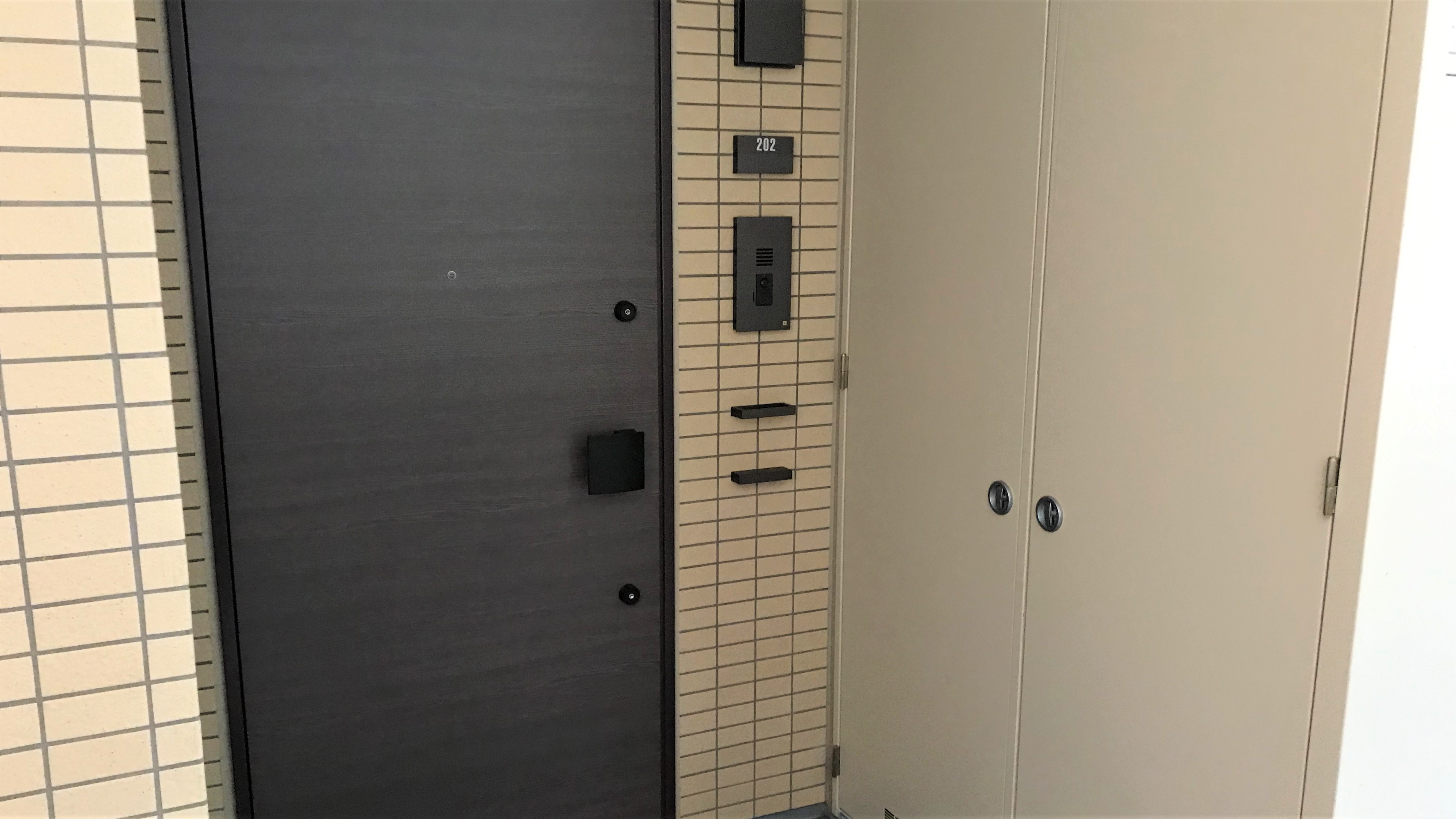 広すぎる玄関ポーチを有効活用したい！ 人気の靭公園エリアで暮らす。超駅近の広々ファミリー3LDK ゆる〜く内見ツアー- YouTube