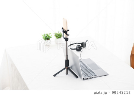 ビデオチャット・テレビ会議・ライブ配信をする若い女性の写真素材FYI04718474ストックフォトの QleanMarket キュリンマーケット