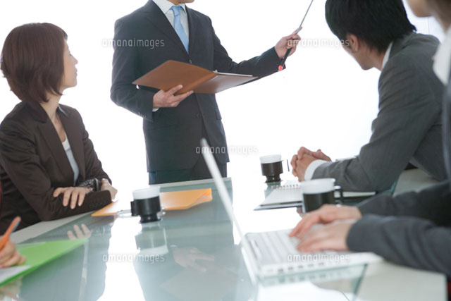 無料イラストプレゼン中の男性会社員パブリックドメインQ：著作権フリー画像素材集