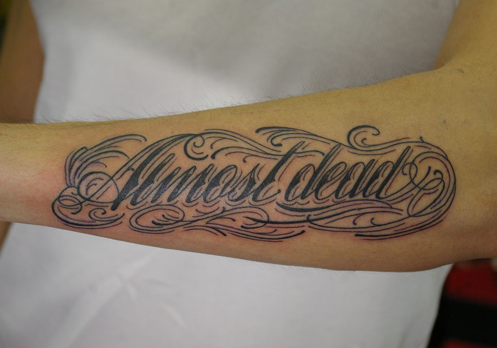 筆記体のレタリング「All right」のタトゥー画像大阪 LUCKY ROUND TATTOO 刺青