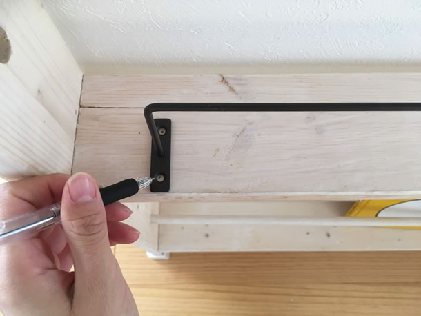 セリアのアイアンバーの種類、サイズは？ サビるのかや、タオル掛けに使えるかをチェックしてみた – grapeグレイプ