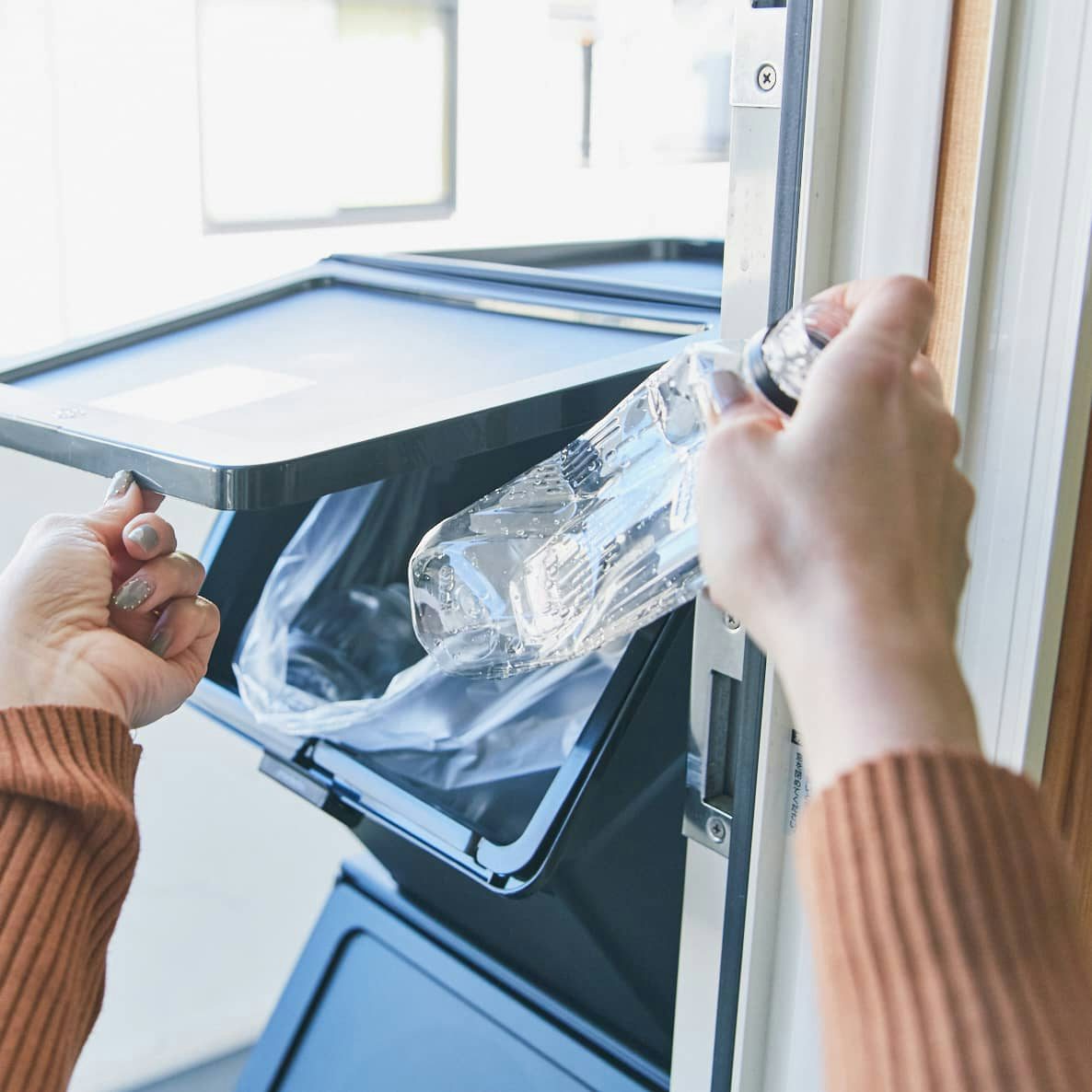 スリムコンテナ 20 ペットボトルや缶・ビンを捨てるのに便利なステンレスの小窓が付いたおしゃれなダストボックス・ゴミ箱の通販 - niki ニキ