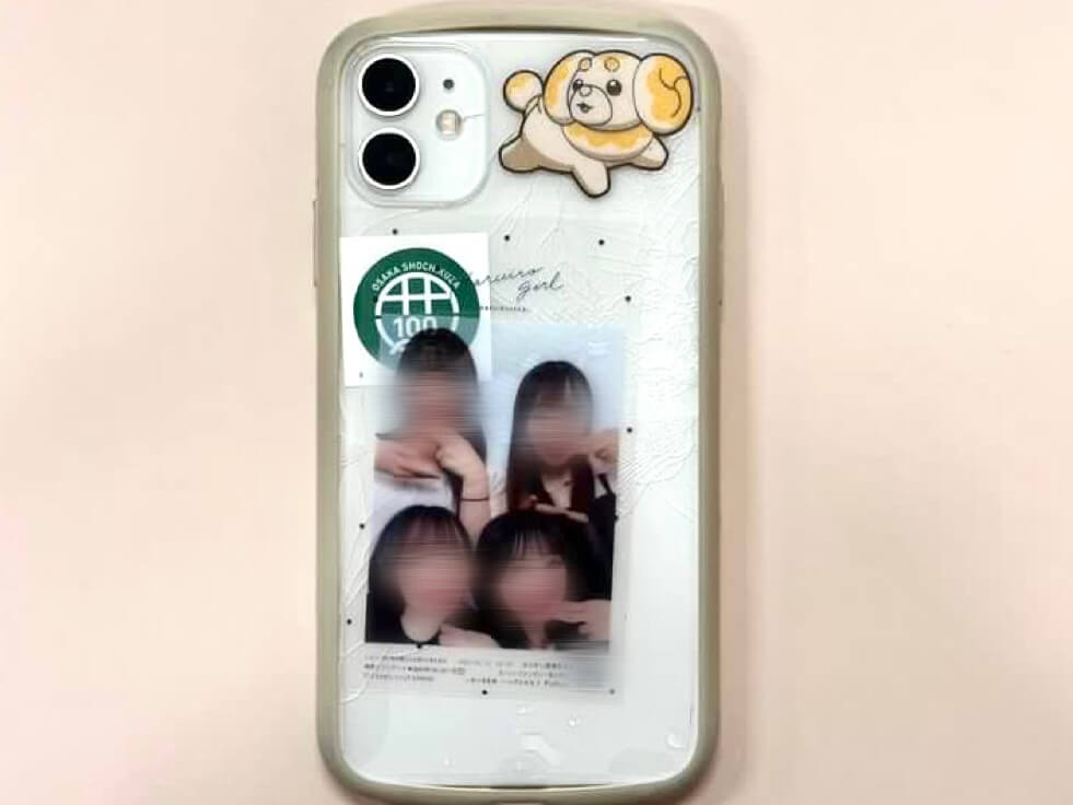 ステッカーや写真でデコるのが令和流！おしゃれ女子たちのスマホケース事情ViVi