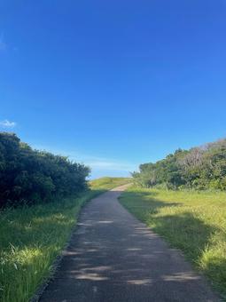 無料写真雲の多い空と田舎道の風景パブリックドメインQ：著作権フリー画像素材集