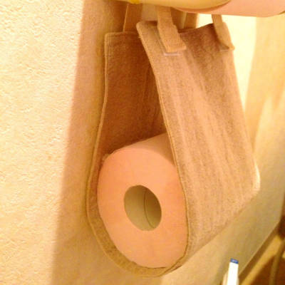 オカ トイレットペーパーホルダー diy 片手で紙をカット ワンタッチペーパーホルダー 木目調 棚付き 芯なしペーパー対応 コストコ スマホ置きおしゃれ : マット&ラグファクトリーYahoo!店 - 通販 - Yahoo!ショッピング