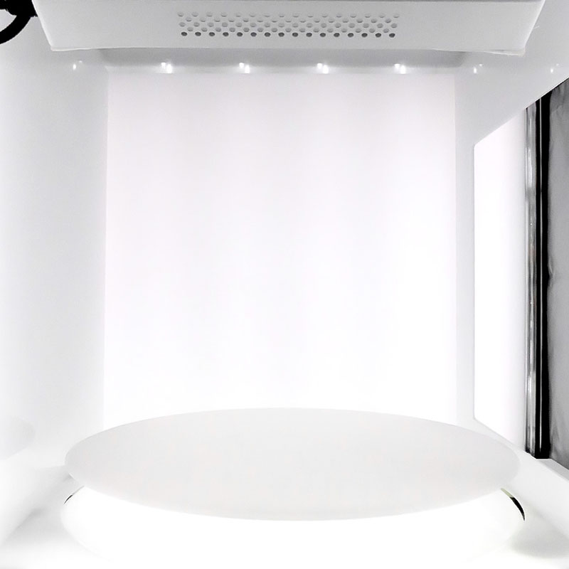 白以外の背景紙を使った商品撮影写真撮る人鈴木遥介