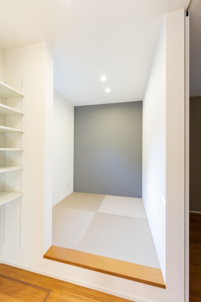 ヌックスペースもひとしおの蔵書感のあるコノ字型書庫施工事例SSシステム株式会社ロイヤル