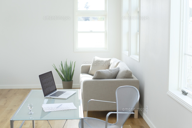 パソコンとデスクが置かれた明るいリビングルーム 11038021405 の写真・イラスト素材アマナイメージズ