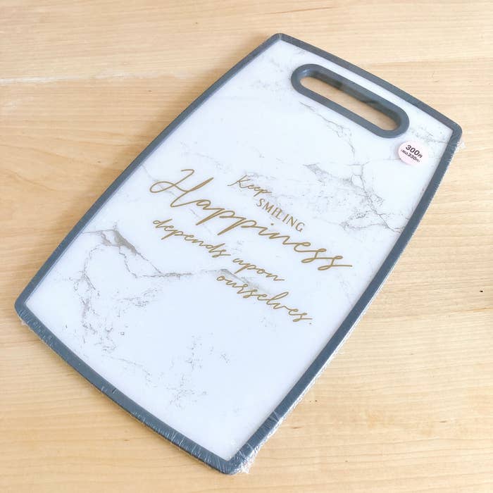 ダイソーの木製カッティングボードに名入れして、おしゃれに楽しもう