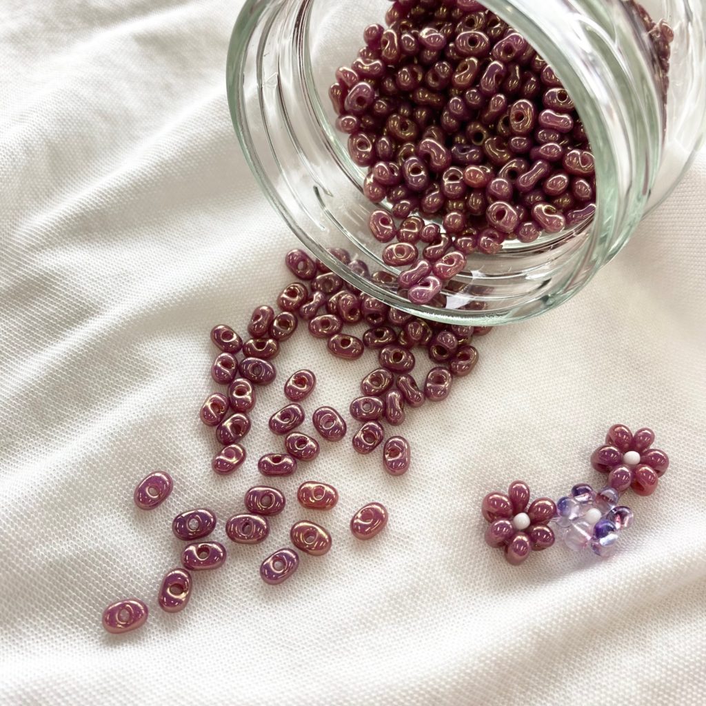 とっておきの丸小ビーズで作ろう 今トレンドのビーズアクセサリ