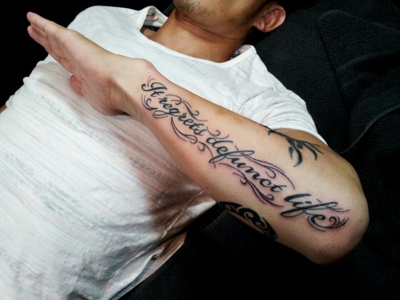 腕 文字のタトゥー 👉by 正彩 2月1日本日も営業中。 和彫りからワンポイント、B&Gまで幅広く対応のタトゥースタジオ ⛩東京新宿FOX GATETATTOO⛩ 新宿駅徒歩7分個室ブース完備 ・ ▽その他 作品はコチラ▽ @foxgatetattoo ・ ・新宿FOXGATETATTOO新宿タトゥー