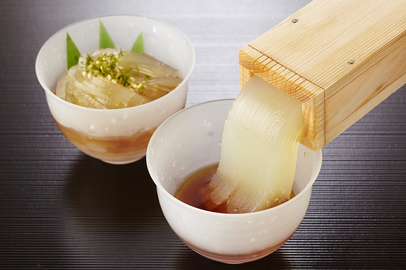 屹立」の意味と読み方は？「屹立する」の使い方や類義語の例文もTRANS.Biz