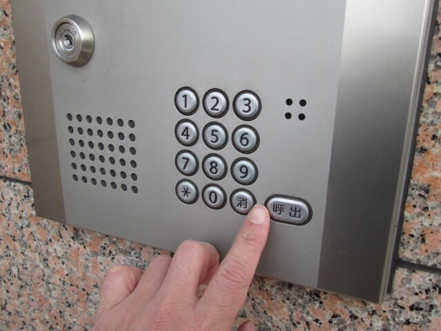 オートロック連動インターホンはこう使う！仕組みやセキュリティ面も解説 - イエコマ