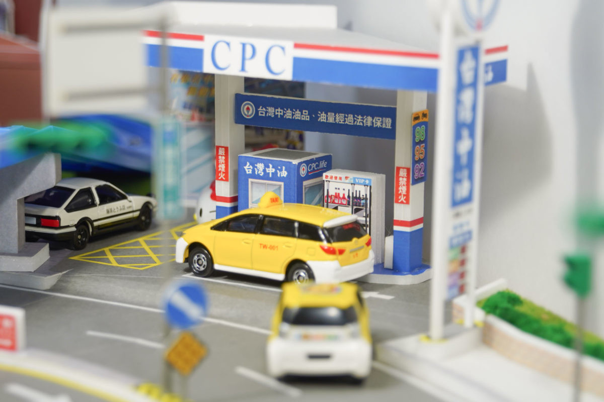 おうち時間が増えて、 夫がすっかり手作りトミカタウンに はまりました🚙 マック、エネオス、空港を作りました！ 私が作った簡単な立体駐車場はmiliの立体駐車場 こちらから 作り方見れます☺️ . 3歳の息子は大喜びで遊んでいます♡ 手作りすることで親子で楽しめて