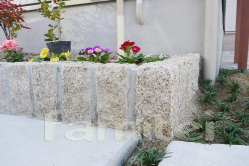 ピンコロ石の花壇 - 植一造園株式会社タカショー リフォームガーデンクラブ