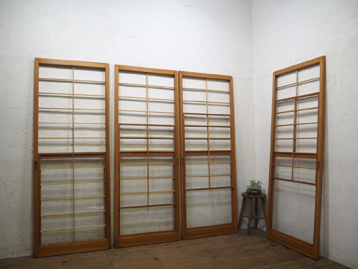 シンプルでスタイリッシュな雰囲気の中でも、伝統的な床の間や雪見障子を取り入れた和室。どの季節も座の目線からお庭を楽しめる、くつろぎの空間になりました。 _和室和室のある家床の間雪見障子日本の伝統日本の家畳庭のある暮らし日本の暮らし木