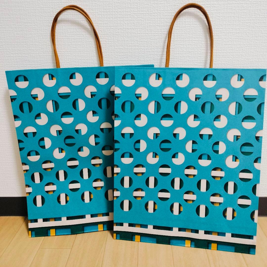 大丸 さんのショッピングバッグ＆包装紙が約35年ぶりにリニューアルしたん、知っとう❓ @daimarukobe 「百様」という大丸松坂屋百貨店が大事にされている価値観をモチーフに図式化されたこちら、色の組み合わせも含めてめちゃくちゃ素敵やなぁと思い買い物ついでにGET