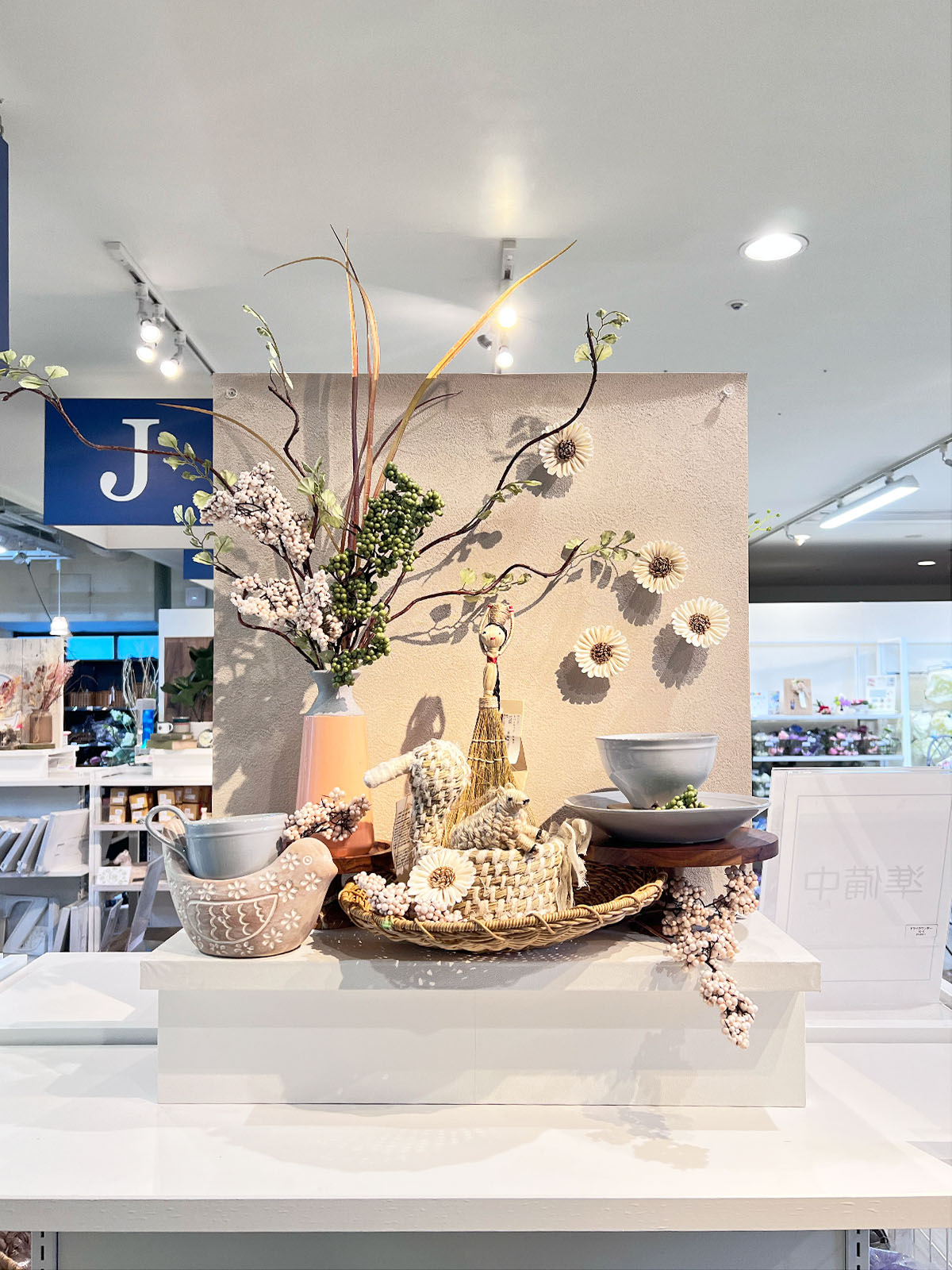 ☂️ 目を引く、明度のグラデーション。 🌂店舗ディスプレイディスプレイデザインビジュアルマーチャンダイジング売り場作り店づくり売り場レイアウト商品陳列売れる売り場づくりカラーコーディネート店内ディスプレイ店舗デザインvmdセンス